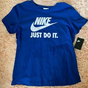 **SOLD** NWT Women’s Nike Tee